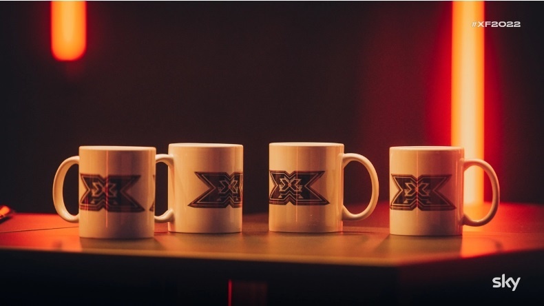 Le iconiche tazze del programma Come Vedere X Factor