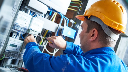 Come richiedere l'allacciamento luce per le attività commerciali?
