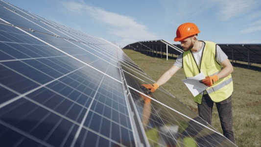 Non perdere le informazioni sui pannelli solari, come il loro funzionamento, la differenza con il fotovoltaico, i costi e i vantaggi.
