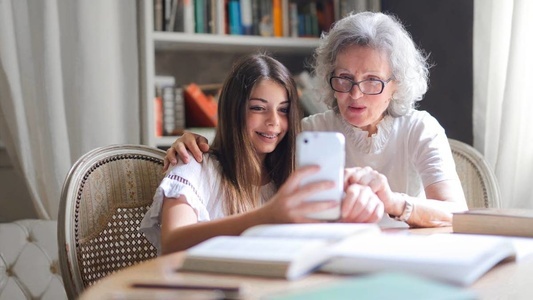 Smartphone Amico Brondi: Costo e Caratteristiche del telefono per anziani