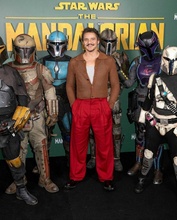 Pedro Pascal alla Premiere di The Mandalorian 3 Pedro Pascal alla Premiere di The Mandalorian 3